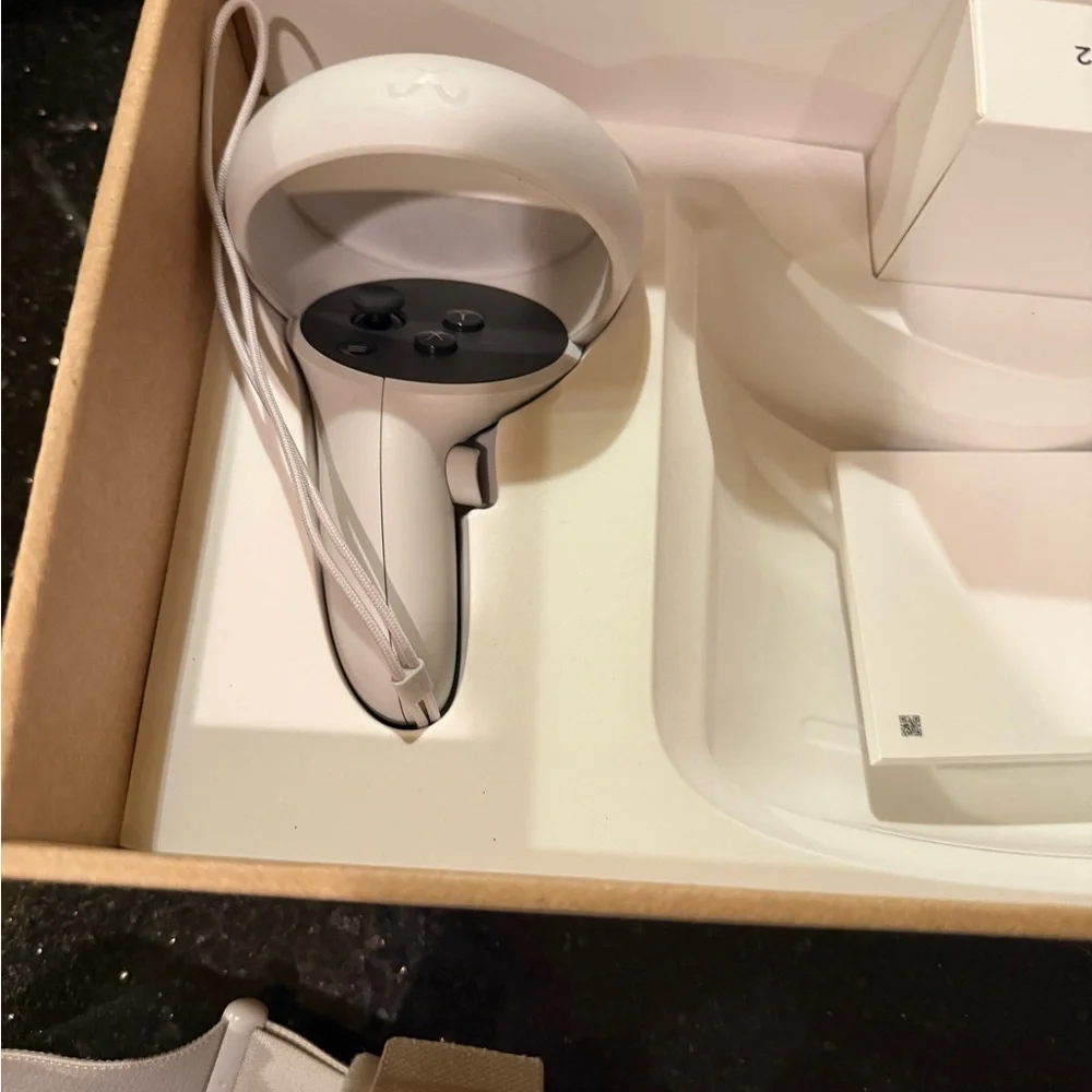 Oculus White VR Headset with Controllers